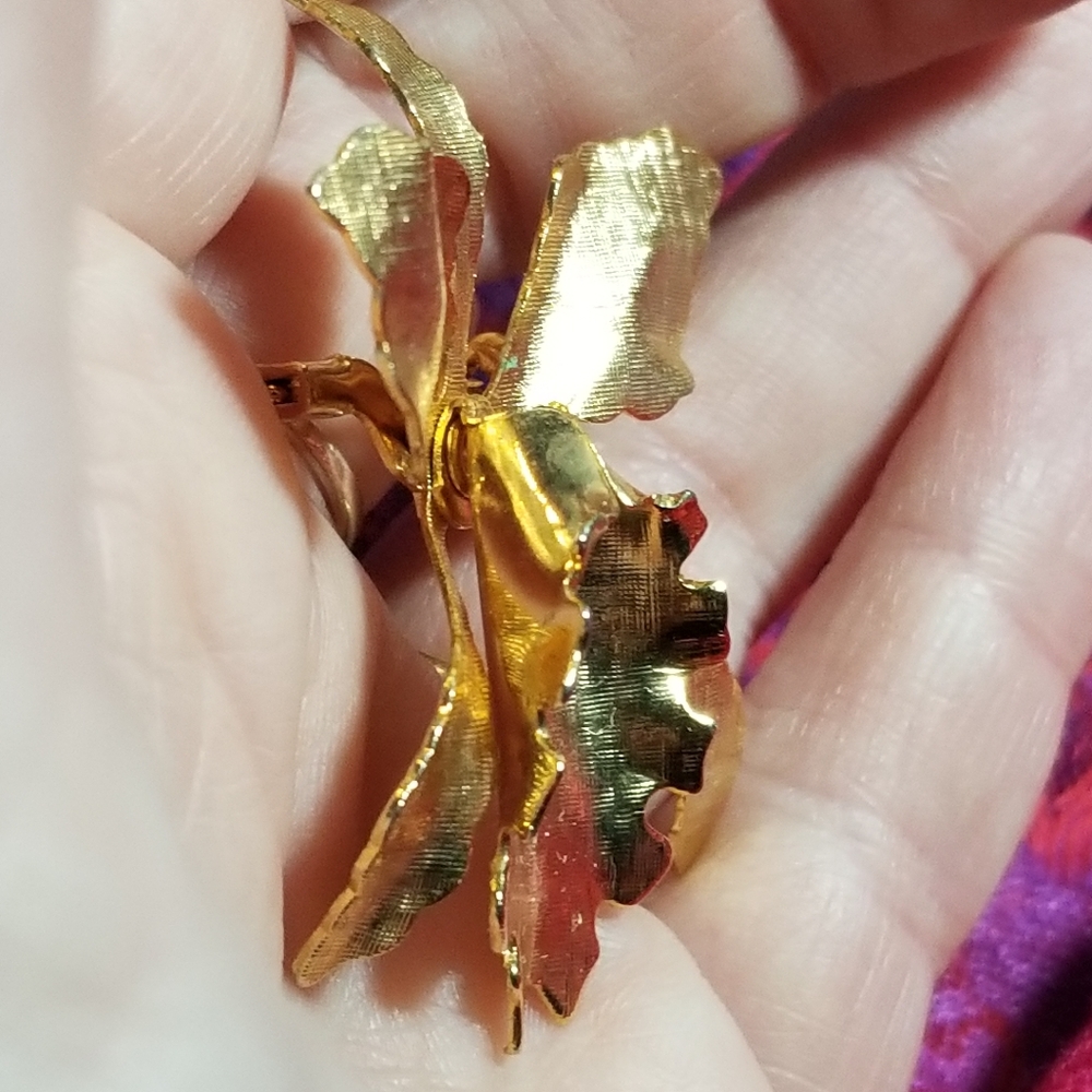 Vintage orchid brooch gold tone flower pin - Picture 6 of 8
